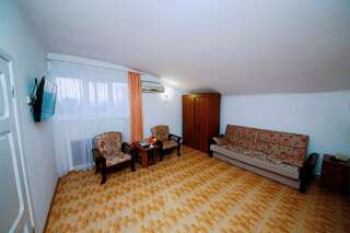 Гостиница Ясон Анапа Семейный двухкомнатный в мансарде-1